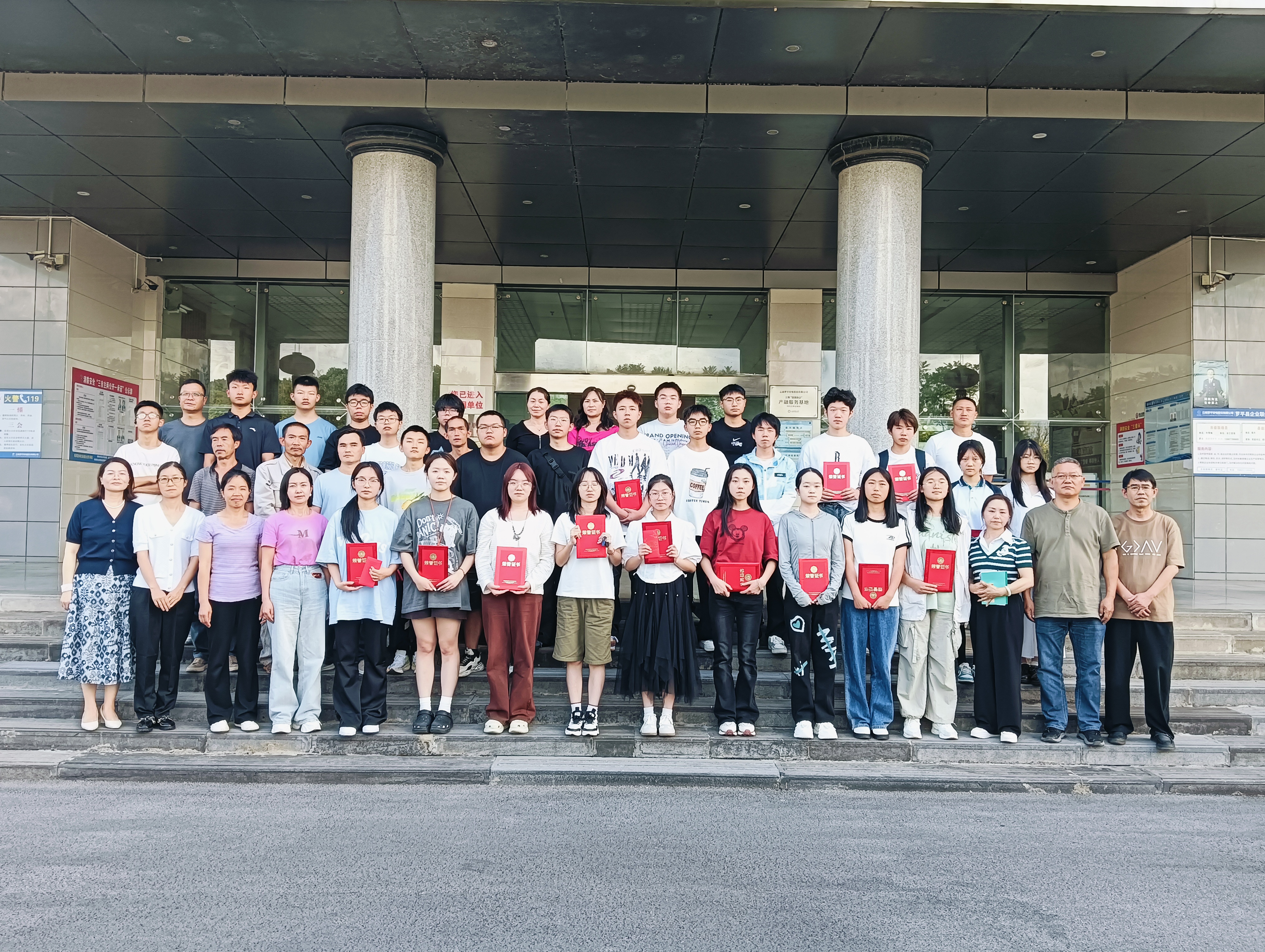 鋅火相傳&middot;智啟新程&mdash;&mdash;羅平鋅電召開2025年職工子女教育激勵表揚座談會